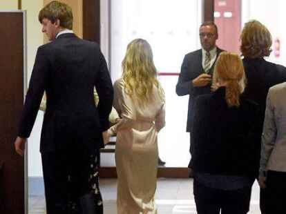 Ernst August von Hannover und die Modedesignerin Ekaterina Malysheva gehen durch das Neue Rathaus in Hannover. Zuvor haben sich Ernst August von Hannover und Ekaterina Malysheva in der Ratsstube im Rathaus das Ja-Wort gegeben.