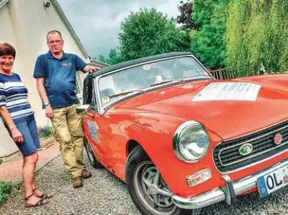 <p>Herzliche Aufnahme: Michael Haake mit Carina Griessner-Beasley vor der Unterkunft in Killarny.</p>