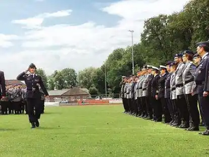 Wechsel an der Spitze des Bundeswehrkrankenhauses: Chef&auml;rztin Dr. Nicole Schilling (3.v.l.) wurde mit einem feierlichen Appell auf dem Sportplatz der H&ouml;ssen verabschiedet.