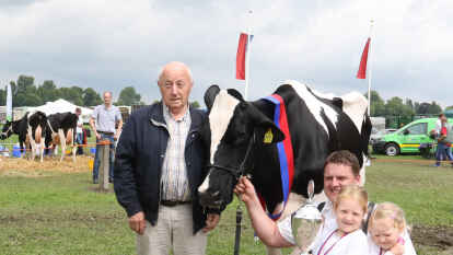 Erinnerungsfoto mit &bdquo;Miss Ovelg&ouml;nne&ldquo; (von links): Willy R&uuml;pke, Beauty sowie Timo Sommer mit Edda und Leni.