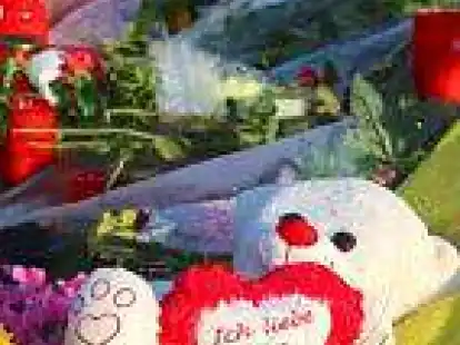 <p>Nach dem Amoklauf legten Menschen vor dem Olympia Einkaufszentrum in M&uuml;nchen Blumen, Kerzen und Stofftiere ab. Vieles davon liegt auch noch heute dort. </p>