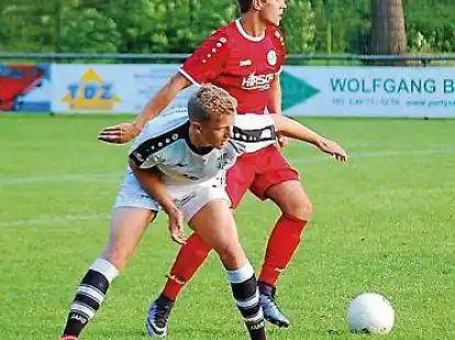 <p>Neuzugang Sebastian Plog (vorne) musste sich mit dem BV Cloppenburg knapp dem FC Oberneuland beugen.</p>