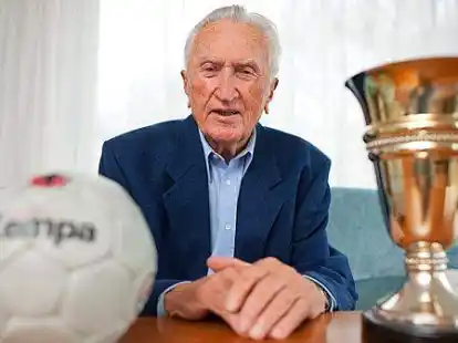 B&auml;lle und Pokale pr&auml;gten das Leben von Bernhard Kempa. Das Foto zeigt den fr&uuml;heren Handballer anl&auml;sslich seines 90. Geburtstages in seinem Wohnaus in Bad Boll.