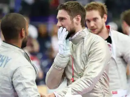 Entt&auml;uscht und entsetzt: Der deutsche S&auml;belfechter Max Hartung (Mitte) gratuliert &ndash; von der Niederlage geschockt &ndash; Bolade Apithy (l) aus Frankreich.