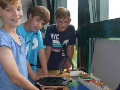 Marcel Frederik Sch&ouml;bel, Jonas Hoppe und Janne Meyer sammeln Spenden f&uuml;r die Seenotretter.