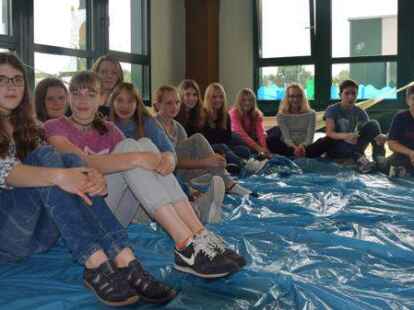 In dem Klassenraum des achten Jahrgangs entsteht eine karibische Cocktail- und Infobar.