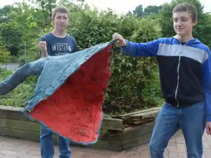 Ein ungew&ouml;hnliches Tier aus dem Meer: Hakan Ahlers und Ben Landwehr haben gemeinsam mit ihren Mitsch&uuml;lern einen Pelikan-Aal aus Pappmach&eacute; gebastelt.