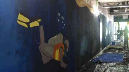 In der Schule ist ein gro&szlig;es Wandbild entstanden.