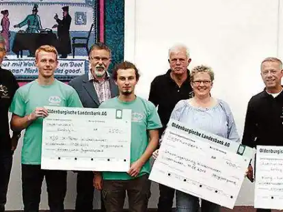Feiern und spenden (von links): Bernd Schr&ouml;der, Timo Kern, Matthias Goldberg, Marko Havekost, Ludger Kramer, Verena Ertelt und Volker B&ouml;ttjer.