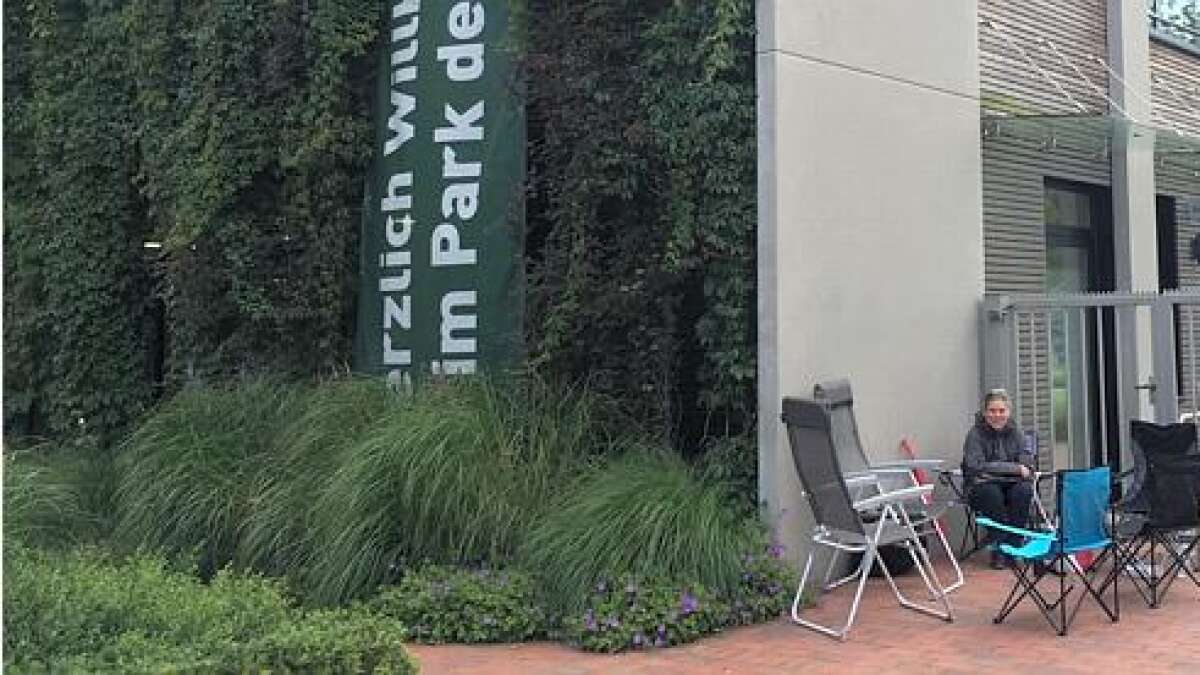 Michael Patrick Kelly Fans campen vorm Park der Gärten