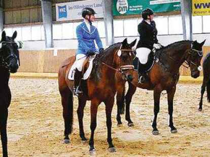 Siegerehrung der vier Besten  von neun angetretenen Reiterinnen beim 15. Kombinierten Dressur/Springen,Klasse A