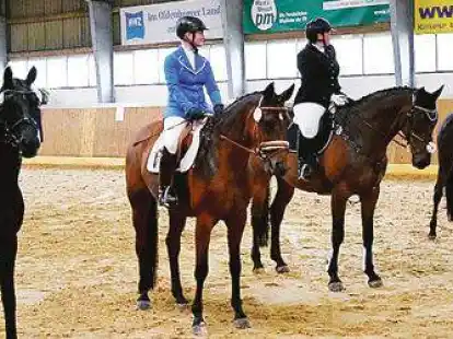 Siegerehrung der vier Besten  von neun angetretenen Reiterinnen beim 15. Kombinierten Dressur/Springen,Klasse A