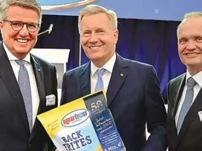 Erhielt die erste Jubil&auml;umsverpackung der &bdquo;Back Frites&ldquo;: Altbundespr&auml;sident Christian Wulff (Mitte) mit Agrarfrost-Gesch&auml;ftsf&uuml;hrer Manfred Wulf (links) und dem gesch&auml;ftsf&uuml;hrenden Gesellschafter Eike St&ouml;ver bei der Jubil&auml;umsfeier in Aldrup