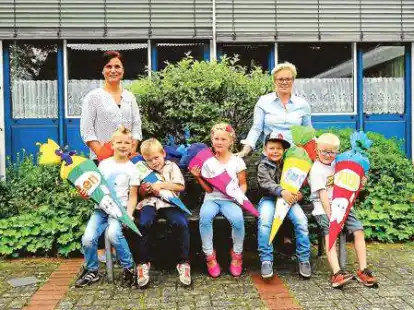 Jonna Wilkens, Jaderberg, Paul Schr&ouml;der, Brake, Leon Klinger, Berne, Ben Weichelt, Ovelg&ouml;nne und Fynn Colin Pump, Nordenham, erhielten ihre Schult&uuml;ten von den Prophylaxefachkr&auml;fte Andrea Dobbert-Jasper und Claudia Leppin