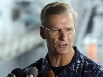 Pressekonferenz auf dem US Marinest&uuml;tzpunkt in Yokosuka, s&uuml;dwestlich von Tokio: Wegen der j&uuml;ngsten Unfallserie von US-Kriegsschiffen im Pazifik hat der zust&auml;ndige Kommandeur, Vizeadmiral Joseph Aucoin, seinen Posten verloren.