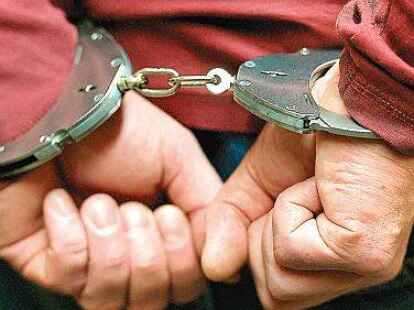 Vor dem Landgericht Bremen sind zwei M&auml;nner unter anderem wegen schweren Raubes angeklagt (Symbolbild).