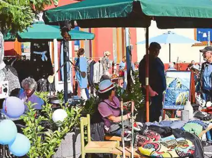 <p>Vorm Kulturhaus hatten Flohmarkth&auml;ndler ihre St&auml;nde aufgebaut.   Wem nach Tr&ouml;del nicht der Sinn stand, der genoss einfach bei einem Kaffee das sch&ouml;ne Wetter.</p>