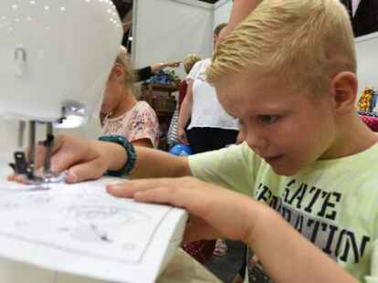 Lars aus Friesoythe versuchte sich im N&auml;hcaf&eacute; Fadenlauf an eigenen Mustern.