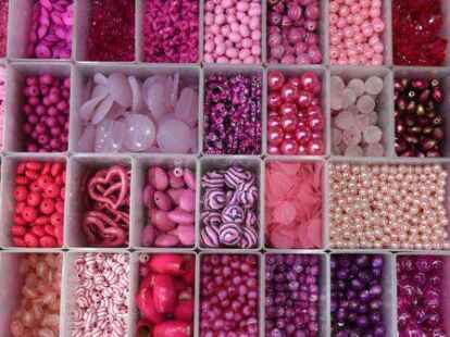 Jede Menge Perlen und Accessoires in zig verschiedenen Farbt&ouml;nen gab es vor Ort einzeln oder in gro&szlig;en Paketen zu kaufen.