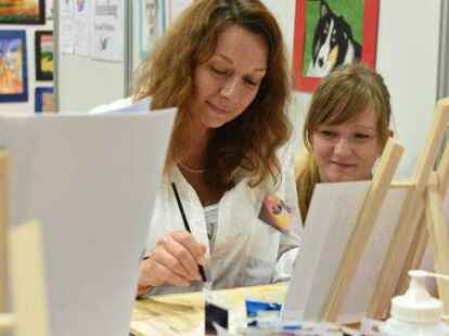 Doris Schulz-P&auml;tzold versuchte sich im &bdquo;Kunstkurs ihrer Tr&auml;ume&ldquo; - Janika Czeszak (r.) gab Hilfestellung.