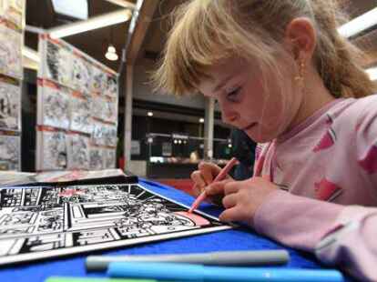 Natalie versuchte sich an den samtigen Ausmalbildern.