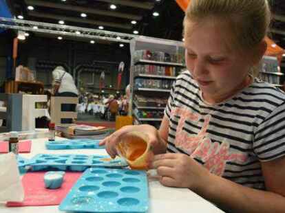 Kyra Sophie aus Brake hatte sich kleine Seifen mit Zitronen- und Kirsch-Duft gestaltet.