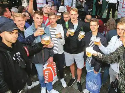 Das Getr&auml;nk mundet: Viele Besucher des Marktplatzes nutzten die Gelegenheit, nach dem Fassbieranstich mit einem Freibier den Durst zu l&ouml;schen &ndash; f&uuml;r viele ein guter Auftakt zu einer langen Partynacht.