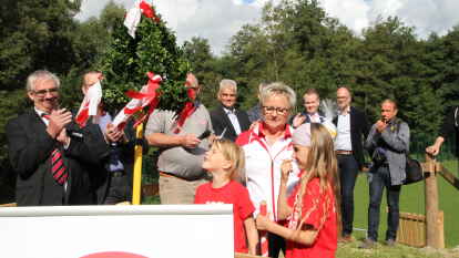 Feierlich eingeweiht wurde die neue Beach- und Fun-Sportanlage im Wildeshauser Krandel, unmittelbar neben dem R&auml;mmi-D&auml;mmi. Kinder aus der Turnabteilung des VfL Wittekind brachten die Richtkrone auf den k&uuml;nstlich angelegten Berg.