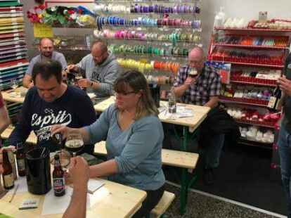 Kam gut an: Biertasting mit Timo Schwindt (rechts) im Kiosk Sandkrug