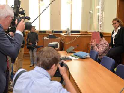 <p>Nils Högel neben seiner Anwältin Ulrike						Baumann im Gerichtssaal des Landgerichts in Oldenburg (Foto: dpa)</p>