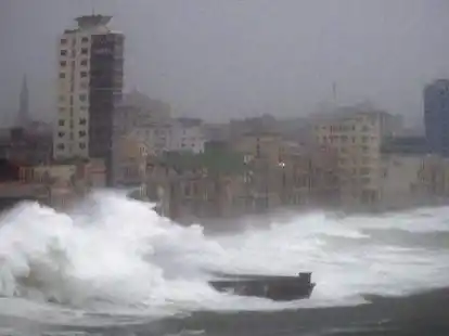 Starke Wellen schlagen am sp&auml;ten Samstagabend   an den Malecon, die ber&uuml;hmte Uferpromenade in Havana,