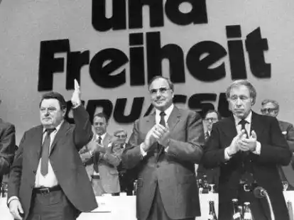 <p>Das F&uuml;hrungsgremium der Unionsparteien am 30. August 1980 in Mannheim zum Auftakt der &bdquo;hei&szlig;en Wahlkampfphase&ldquo; bei einer Abstimmung (von links): Gerhard Stoltenberg (CDU, Vizekanzler-Kandidat), Franz Josef Strau&szlig; (CSU, Kanzlerkandidat), Helmut Kohl (CDU-Vorsitzender), Heiner Gei&szlig;ler (CDU) und Werner Dollinger (CSU). </p>