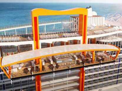 Fliegender Teppich: An der Seite der &laquo;Celebrity Edge&raquo; gibt es einen freischwebenden Bereich, der &uuml;ber mehrere Decks bewegt werden kann.