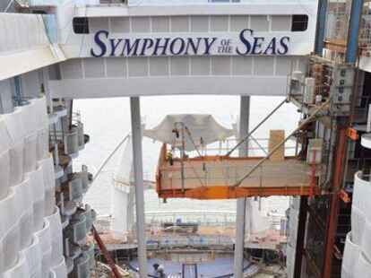 Blick auf den Boardwalk der &laquo;Symphony of the Seas&raquo;: Weit &uuml;ber 6300 Passagiere werden auf das noch im Bau befindliche Schiff passen.