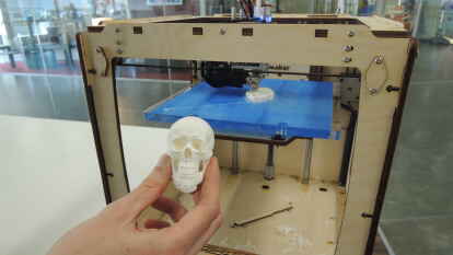 Ein Totenkopf entsteht. Mit einer D&uuml;se wird nach und nach der Kunststoff aufgetragen.