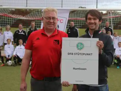 Neuer DFB-St&uuml;tzpunkt: Huntlosens Jugend-Obmann Heiner Deye (links) nimmt die offizielle Plakette von  St&uuml;tzpunkt-Koordinator Alex Reifschneider entgegen.