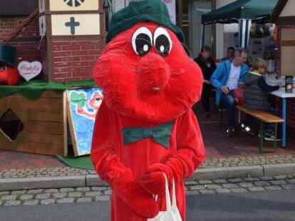 Verteilte S&uuml;&szlig;igkeiten und machte Werbung f&uuml;r die Huder M&auml;rchentage: Hudefix.