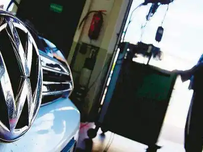 <p>Ein Kfz-Meister l&auml;dt  im Rahmen der R&uuml;ckrufaktion zum Abgasskandal ein Software-Update auf einen Volkswagen Golf mit einem 2,0-Liter-Dieselmotor.</p>