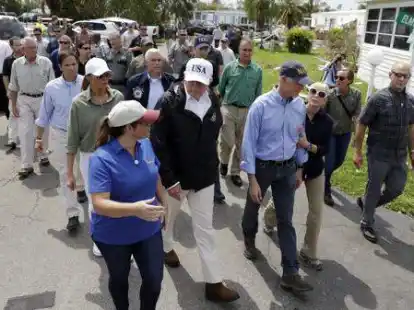 Pr&auml;sident Donald Trump begleitet bei einem Rundgang von Hurrikan &bdquo;Irma&ldquo; betroffene Anwohner.