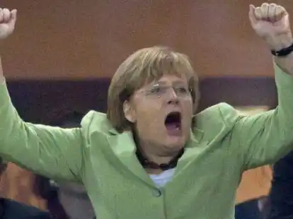 Ich habe die Macht! Kanzlerin Angela Merkel beim Spiel der deutschen Nationalmannschaft gegen Polen bei der EM 2012.