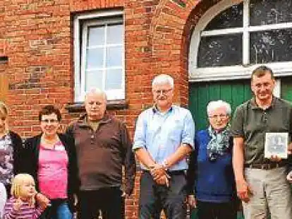 Ein Teil der Familie erwartete den Heimkehrer: (v.l.) Mark, Hannes, Ole, Ina, Lisa Schweers, Aria, Karin Schweers, Dieter Schweers, Enno Schweers, Magda Schweers, Michael Cwach, Ursel Wolff, Marlies Schweers-Weihe und Wolfgang Grams.