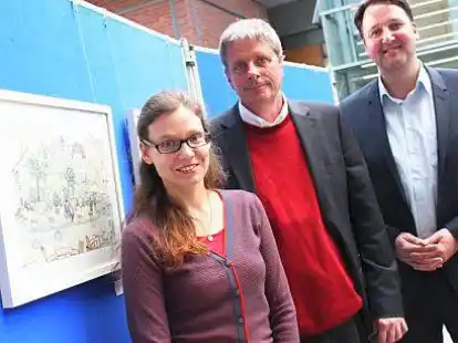 Die Bilder  Lydia Landers lassen sich auch Universit&auml;tspr&auml;sident Prof. Dr. Burghart Schmidt (Mitte) und Fachbereichsleiter Tobias Avermann nicht entgehen.