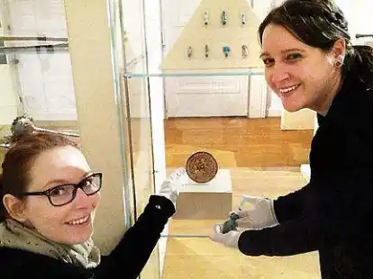 Die beiden &Auml;gyptologinnen Nadine Thijs und Anika Tauschensky geben dem kleinen alt-&auml;gyptischen Schutzgott der K&uuml;nste sein neues Zuhause auf Zeit im Schlossmuseum. Er ist eine Leihgabe der Stiftung Schloss Friedenstein Gotha.
