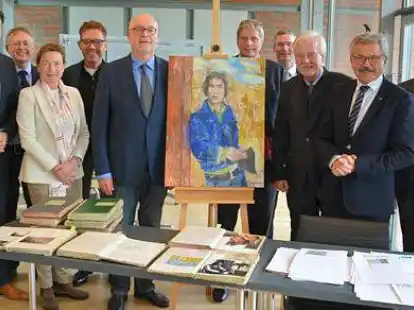 Brinkmann-Freunde: Die Kooperationspartner pr&auml;sentieren den Neuerwerb von Werken des Schriftstellers (von links): Tobias Avermann, Professor Dr. Wolfgang Mechsner, Dr. Jutta Meerpohl, Christoph Grote,  Markus Fauser, Professor Dr. Burghart Schmidt, Herbert Hermes, Uwe Bartels, Helmut Gels und Frank Schwerter