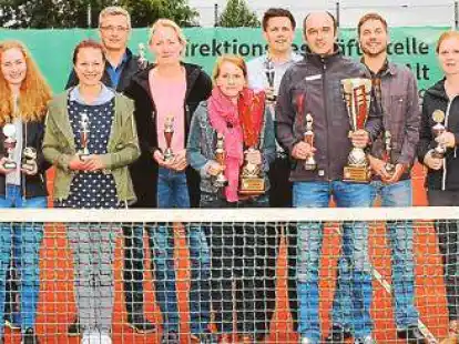 <p>Bei der Vereinsmeisterschaft des Tennisclubs Altenoythe traten viele Mitglieder an. Am Finaltag wurden die Gewinner mit Pokalen ausgezeichnet.</p>