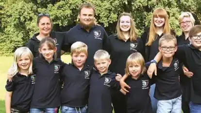Die JRK-Kinder aus Rastede (vorne von links): Malin (6), Merle (9), Hendrik (8), Max (6), Zoe (8), Tom (9), Malte (10) und Svenja (13) mit den Gruppenleitern (dahinter von links): Erika L&uuml;bken, Danny Wilms, Ronja Naber, Alicia Schwarz und Franziska Ammermann