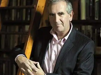 <p>Robert Harris (60)</p>