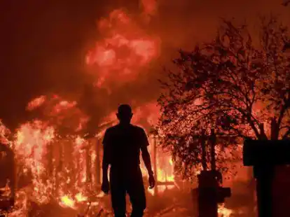 In Fountaingrove muss ein Mann mit ansehen, wie Teile seines Wohnviertels niederbrennen.