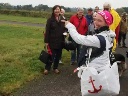 Gras dr&uuml;ber gewachsen. Martina Haacke, Bauleiterin der Strabag AG, die die Arbeiten in Bookholzberg ausf&uuml;hrte, erl&auml;uterte Anwohnern und interessierten B&uuml;rgern  die Besonderheiten des rekultivierten Deponiegel&auml;ndes.