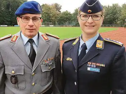 Amtseinf&uuml;hrung: Generalstabsarzt Dr. Stephan Schoeps mit der neuen Chef&auml;rztin Dr. Lale Bartoschek.